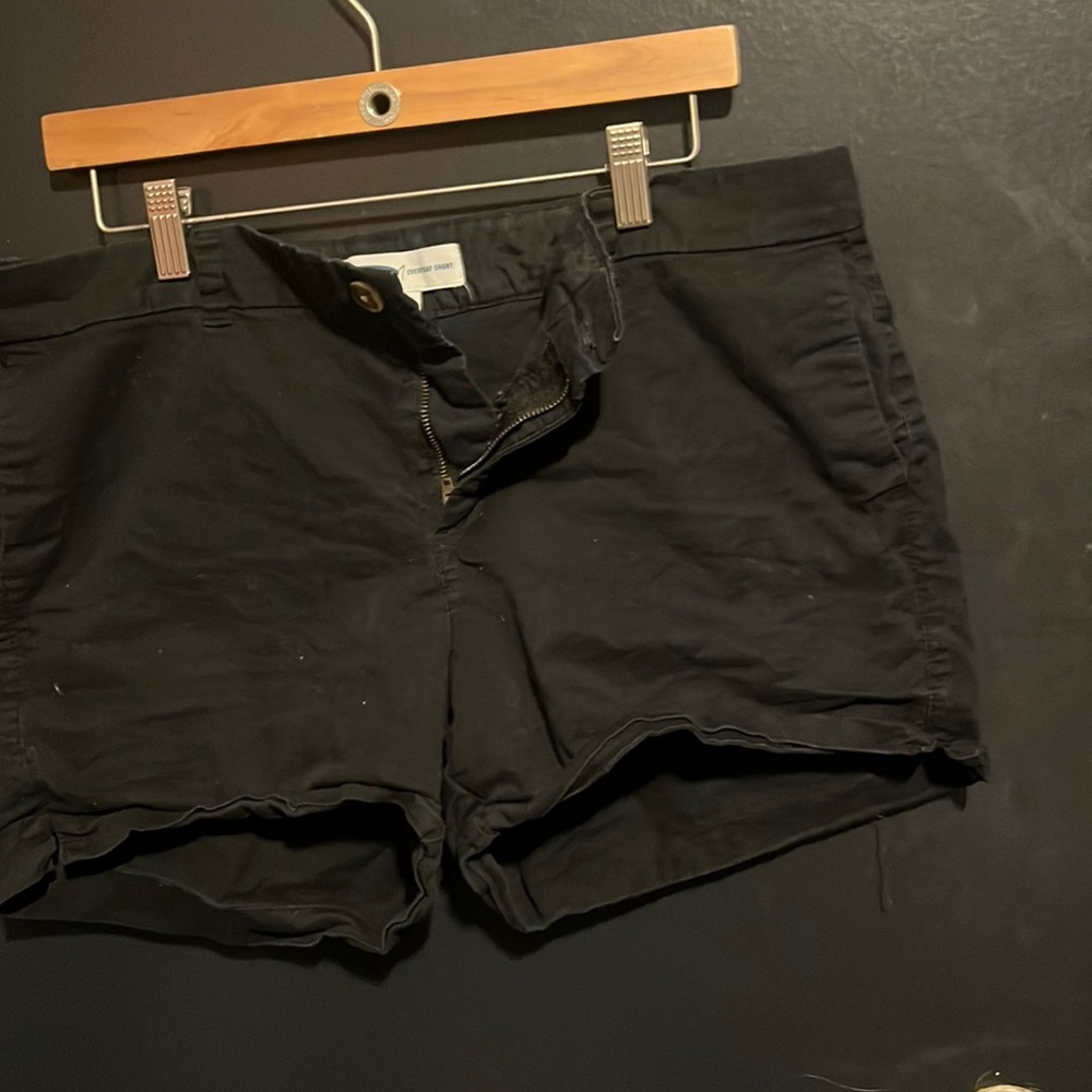 Old Navy “Everyday Short” mid rise on waist, hit high on thigh in color black 14
